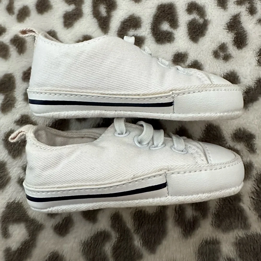 Old Navy Infant Sneakers Size 3-6 months